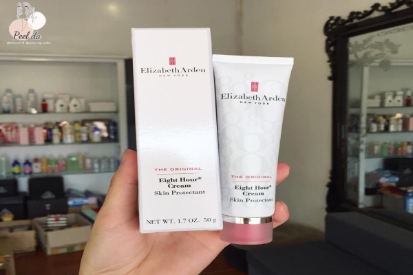 Kem dưỡng môi Elizabeth Arden có thiết kế đơn giản và tinh tế