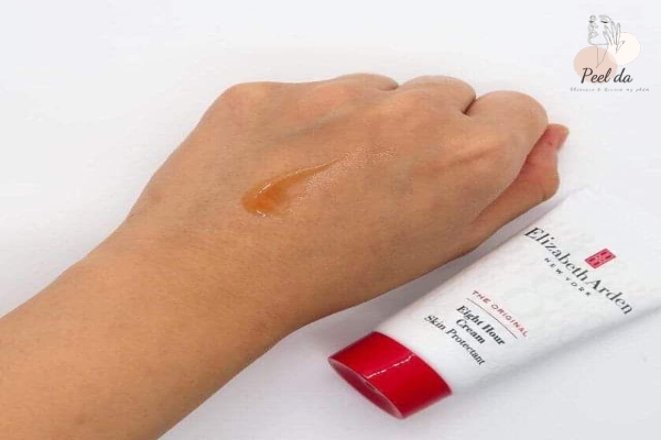 Kem dưỡng môi Elizabeth Arden có chất kem vừa phải, dễ tán