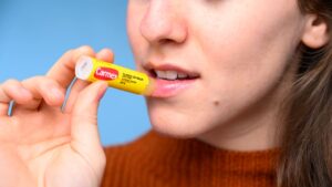 Son dưỡng Carmex - Cách sử dụng