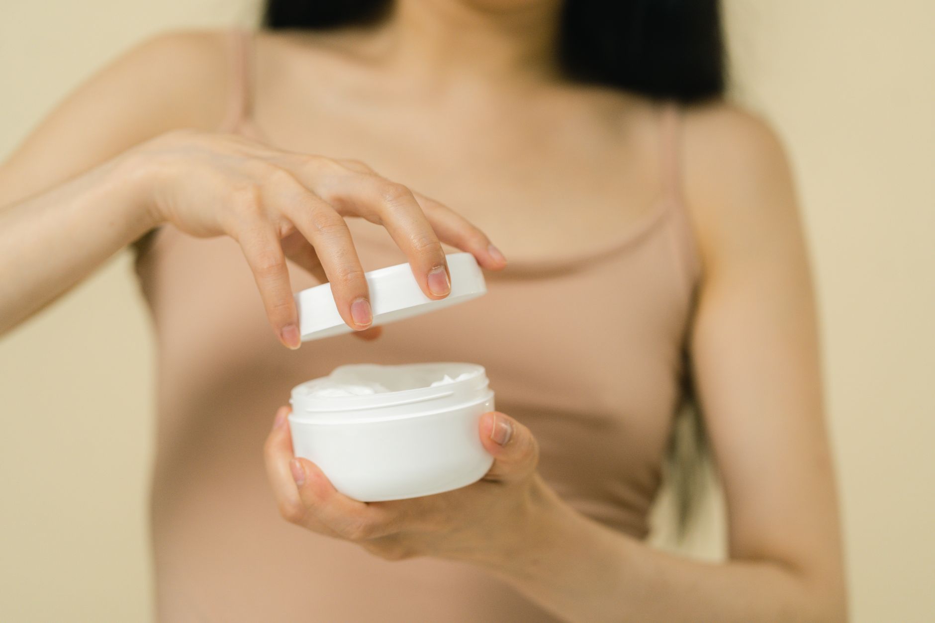 Petrolatum là gì? Cách khóa ẩm mà không làm routine quá nặng: Petrolatum là gì?
