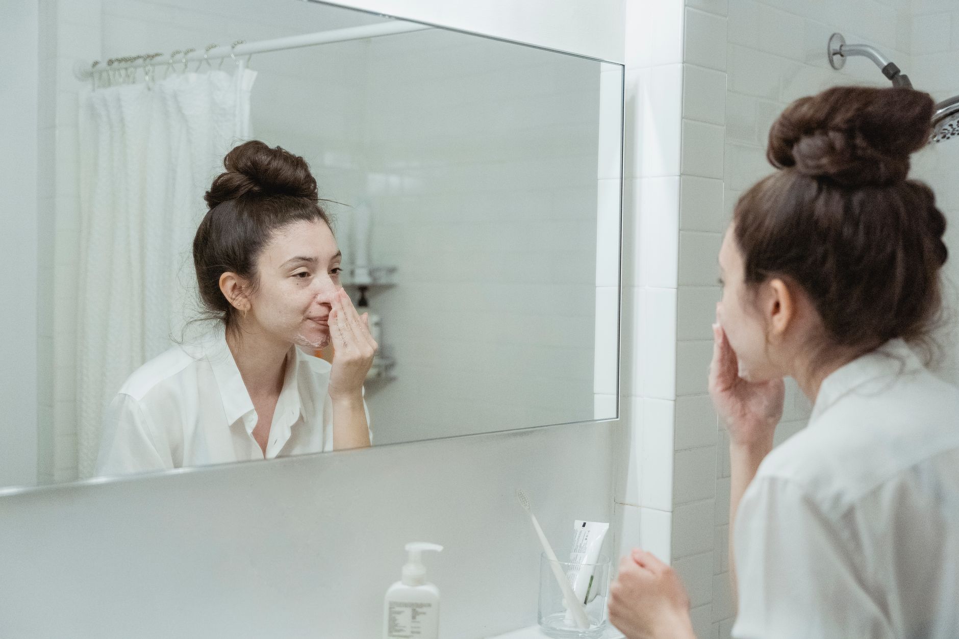 Rửa mặt bằng sữa rửa mặt đúng cách: 6 bước dịu nhẹ: Cách rửa mặt trong một buổi tối bình thường