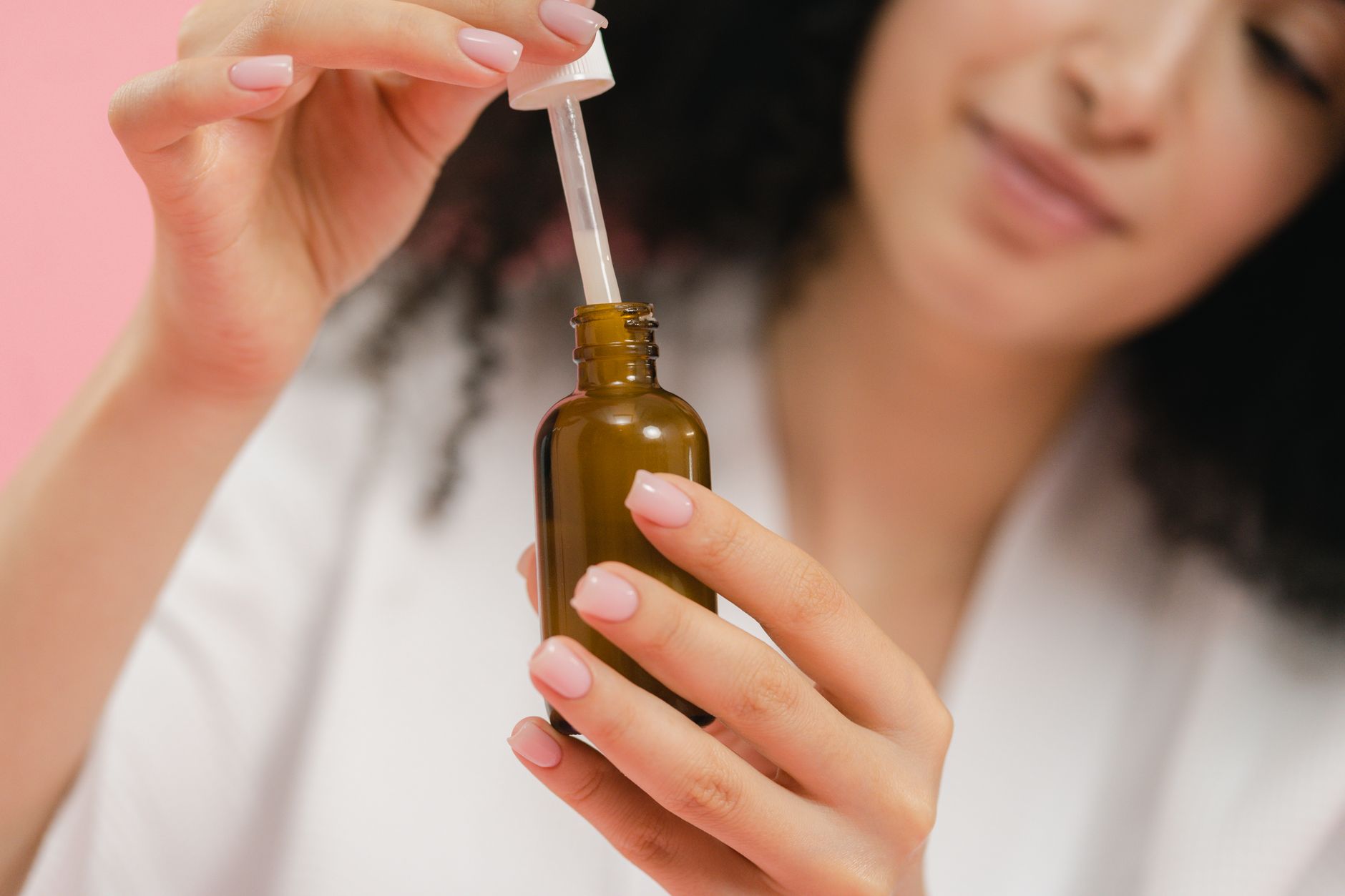 Salicylic Acid là gì? Cách dùng cho da bít tắc, mụn: Salicylic Acid là gì?